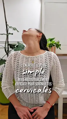 Raideur, tiraillement ou douleur à la nuque dès le matin ? 😣 Teste ce mouvement ultra simple 👉 Penche doucement la tête en arrière, puis tourne-la lentement de droite à gauche, sans forcer. 💡 Ce geste aide à libérer les tensions cervicales, à décoller les blocages articulaires et à réactiver la mobilité du cou en douceur. 🧘‍♀️ Respire, prends ton temps — ton corps va te remercier. 💾 Enregistre ce post pour t’en souvenir la prochaine fois que ta nuque se fige, et partage-le à quelqu’un qui passe sa journée sur son téléphone 📱 . . Moi c’est Adèle 🌿 Kinésithérapeute spécialisée visage, équilibre et esthétisme — mais aussi voyageuse, passionnée et femme d’action 💫 Ici, je partage mes conseils, mes soins et mes aventures pour inspirer ceux qui veulent se sentir (et vivre) mieux ✨ #kine #cervicales #douleur  #douleurcervicale #mobilite