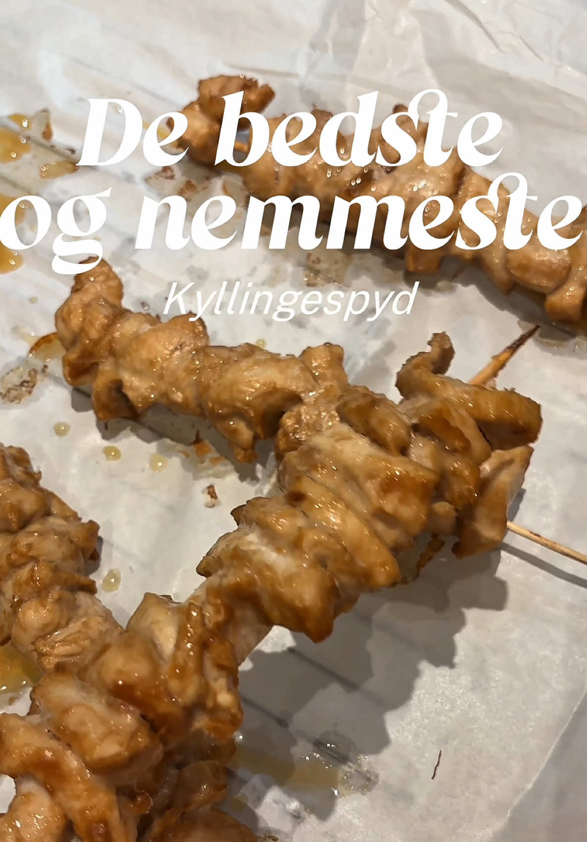 De smager sååå godt og de er virkelig nemme! 300 gram kylling i tern, 20 gram peanutbutter og 30 ml soya i en skål og trække nogle timer… bag dem på spyd i 10-15 minutter på 210 grader 😍 #highprotein #highproteinmeals #foodinspo #mealprep #mealprepideas 