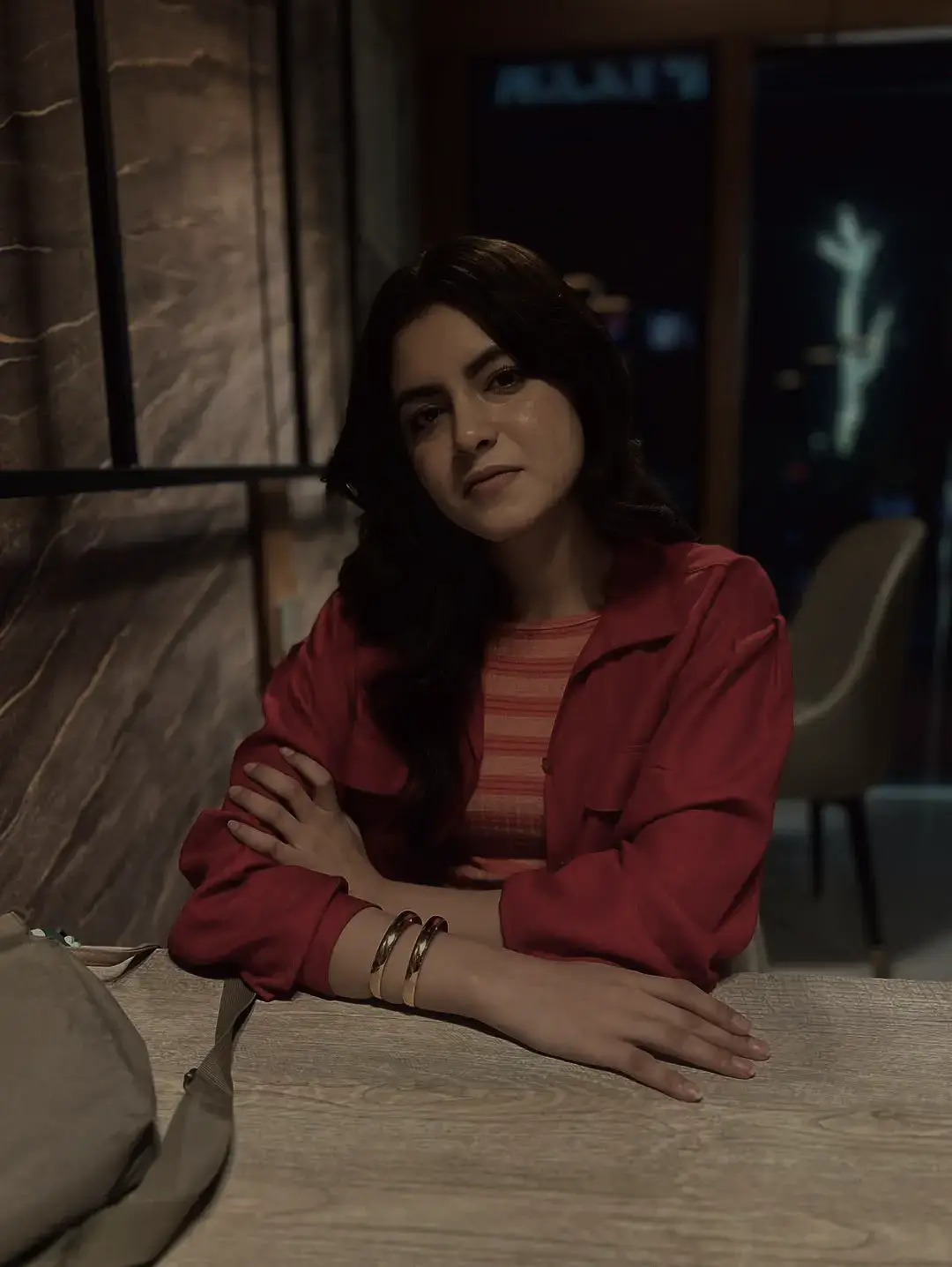 بس قرار شه دا زړه سره چې سه وشو هغه وشو نور می پریږده بے خبره چی سه وشو هغه وشو لاړ زما لالي یی مړ کړو په چاړه که په چاقو وو پریږده نوره دا خبره چی سه وشو هغه وشو اوور دی پاتې پختونخوا ته را خواریږی زه یی وینم دا آمو نه تر خیبره چی سه وشو هغه وشو ځی چی نوی ساز پیدا کړو ځی چی نوی ټاپه وکړو دا دی خاوری په سندره چی سه وشو هغه وشو نور په خپلو وږو نه ږدو دا پرادو خلکو ټوپکی زياره داغه لار دا غوره چی سه وشو هغه وشو