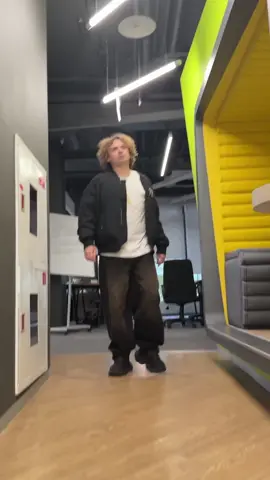 Есть у вас такой коллега, который всегда в курилке?