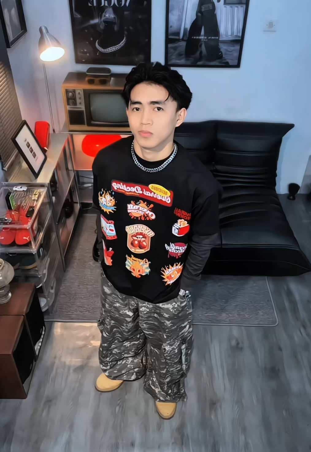 Double layer, double keren. Cocok buat lo yang suka gaya street tapi gak mau ribet. #OOTDKece #StreetVibes #LongsleeveStyle #DailyOutfit #doublelayerlongsleeves 