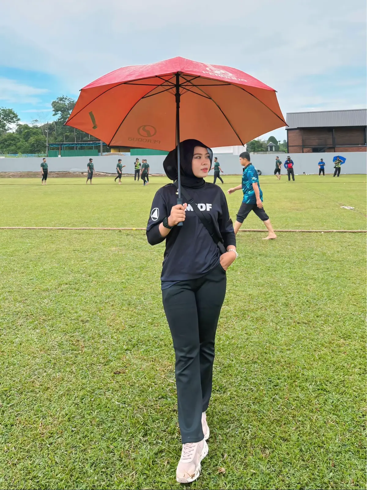 Tugasku Menjadi Payungmu Dah Selesai , Pergilah brsama dia yg kau anggap PELANGI 🌈