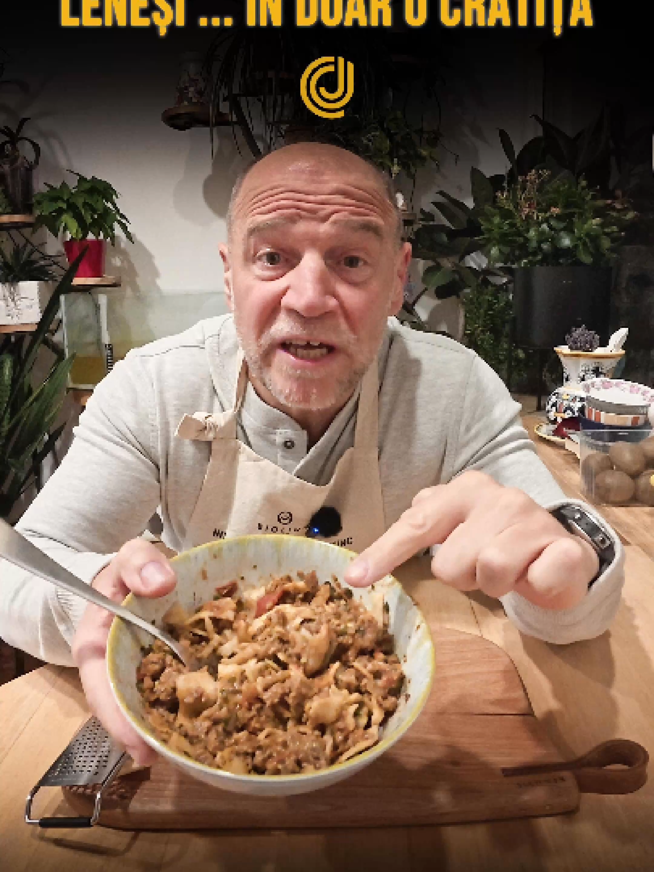 Chiar dacă lumea mă judecă, am să-ți arăt cum faci cea mai proteică lasagna pentru leneși, într-o singură cratiță. Fără 3 tigăi, fără straturi perfecte, fără nervi. Doar gust, proteine și satisfacție. 🍲 Rețeta completă: Ulei de măsline – 2 linguri (20g) Ceapă – 1 bucată (100g) Morcovi – 2 mici (100g) Ardei gras – 1 mare (100g) Carne tocată slabă Angus – 1000g Pastă de tomate – 1 conservă mică (100g) Roșii decojite în bulion – 1 conservă (400g) Supă de oase / apă – 200ml Foi de lasagna – 180g (rupte în bucăți) Usturoi – 6 căței zdrobiți Pătrunjel proaspăt tocat Parmezan ras (opțional) Condimente: sare, piper, boia, ierburi italienești 🔥 Mod de preparare: 1️⃣ Călește ceapa în ulei. 2️⃣ Adaugă morcovul și ardeiul, lasă-le până se înmoaie. 3️⃣ Pune carnea și gătește-o până prinde culoare. 4️⃣ Condimentează după pofta sufletului. 5️⃣ Adaugă pasta de tomate, roșiile și supa. 6️⃣ Rupe foile de lasagna direct în cratiță, amestecă ușor, pune capacul. 7️⃣ Lasă la foc mediu 30-40 min. 8️⃣ La final: zdrobește usturoiul, presară pătrunjel și parmezan. 💪 Rezultat final: 6 porții × 440 kcal / 40g proteină fiecare. Zero spălat vase. 100% satisfacție. Hai să rămânem sănătoși… și leneși cu cap. #lasagnapentruleneși #longevitylab #fitafter40 #retetefitness #proteină