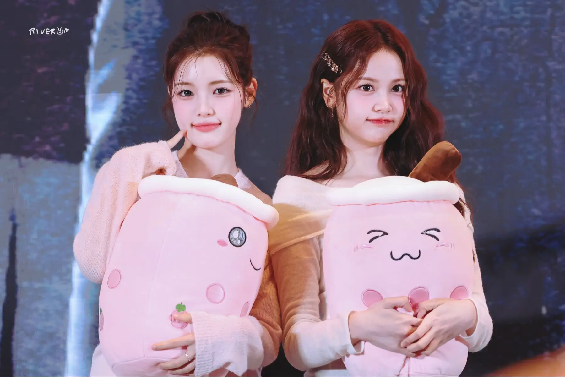 Hearts2Hearts offline fansign event in guangzhao china! #Hearts2Hearts #하츠투하츠 #H2H  #YUHA #CARMEN Cr:X (seiran0412) (River_yuha) 