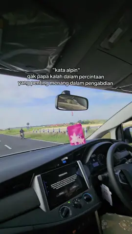 ketika yang lain tangan kanan pegang hape tangan kiri pegang tangan pacar, kita cukup tangan kanan pegang setir tangan kiri pegang perseneling🤙#malang24jam #ngirengdhebu #sopirkyaimadura #binqodir #sopirkiainusantara 