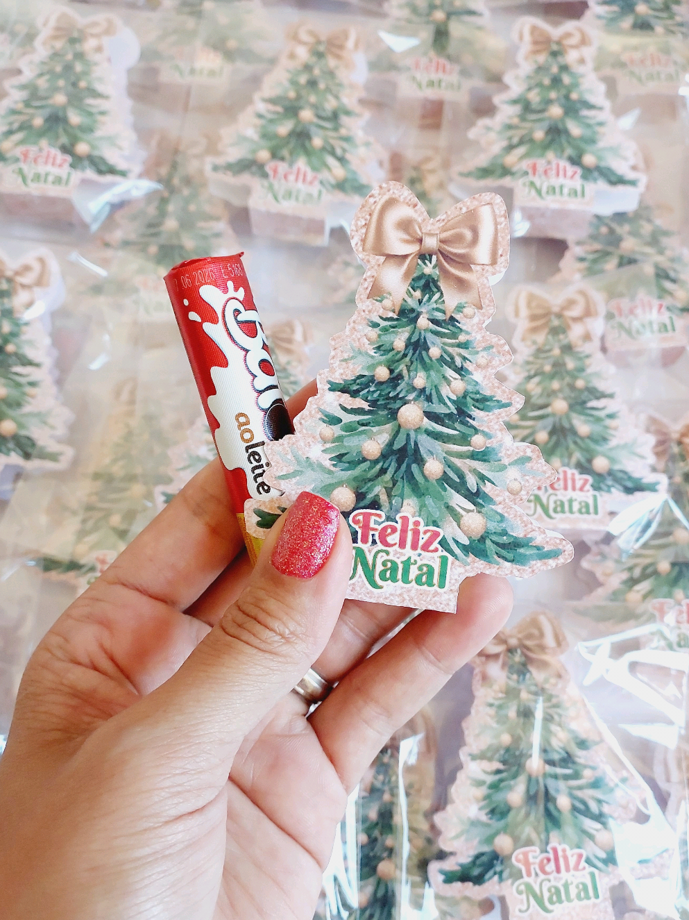 Essa lembrancinha já é um sucesso de vendas por aqui. Aproveite o frete grátis ou com desconto e compre as suas também.  Não acompanha baton e é necessário usar fita dupla face.  #natal #lembrancinhas #mimosdenatal #christmas 