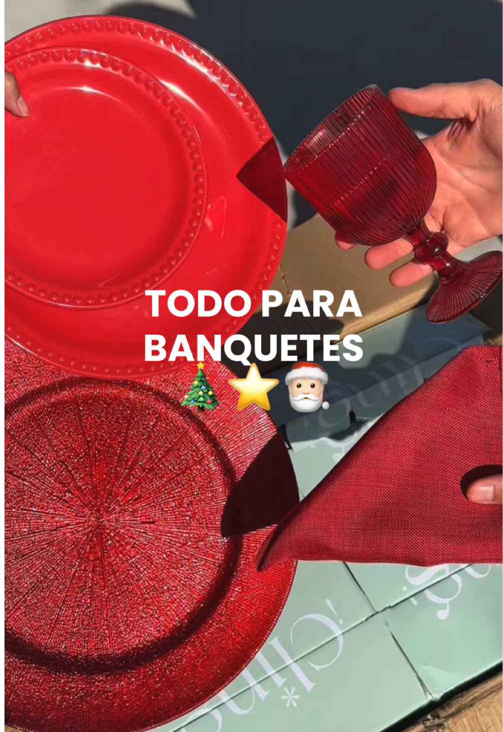 TERCERA (y última) LLAMADA 🗣️🚨🎄🪅 Para que aproveches y hagas tus compras 🛍️ para tus eventos 🎄 en la temporada más fuerte del año ⭐️ Nos llegó una copa roja NUEVA 😍, bajo platos, servilletas y más 🔥 — Encuéntralas en maha.com.mx 📲  Tenemos meses sin intereses 💳 + envío GRATIS ✈️ . . . . #mayoreo #copas #navidad #platobase #decoracion           