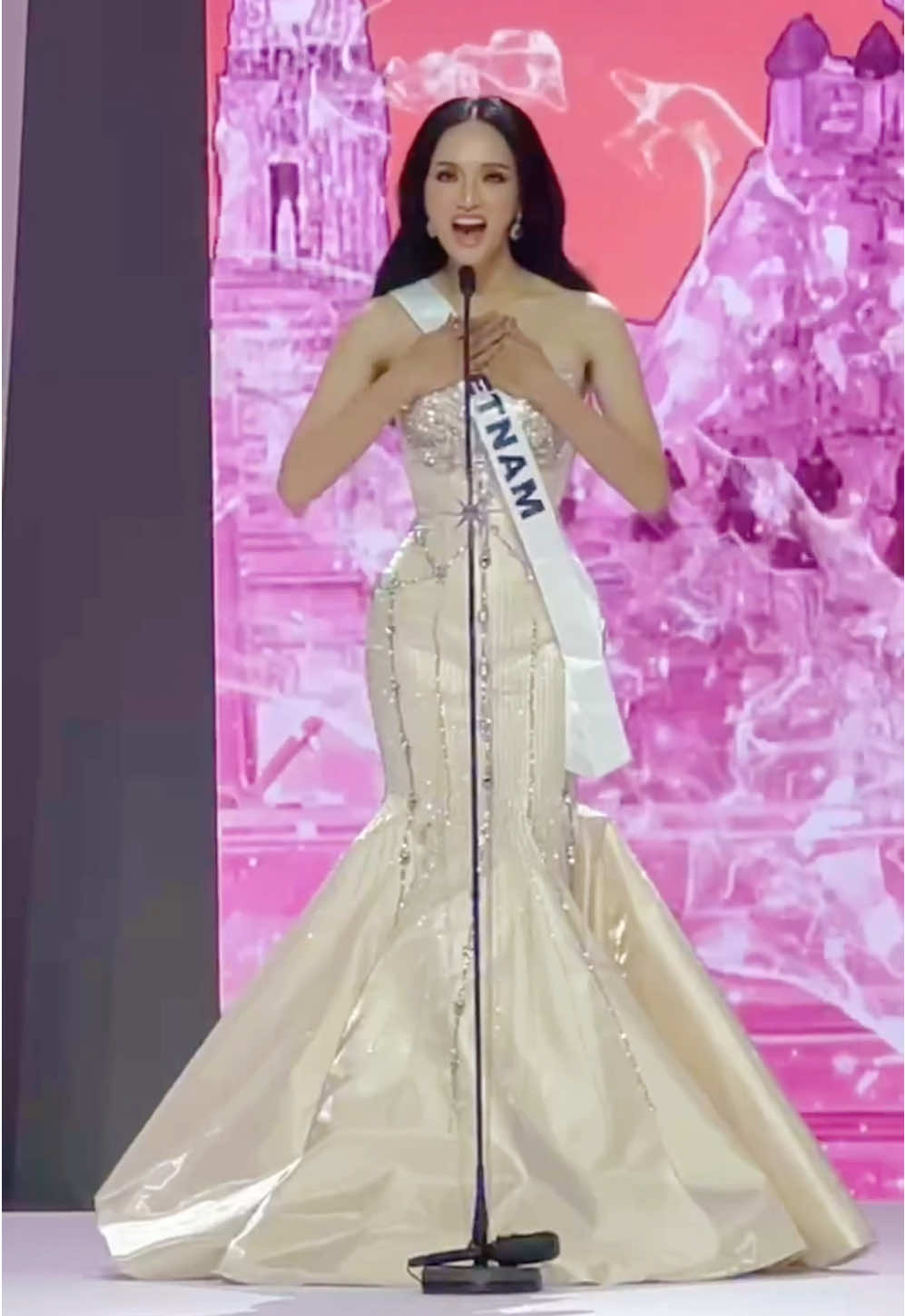 Hãy tin rằng sau cơn mưa nắng lên, sẽ thấy cầu vồng rực rỡ 💫🇻🇳  #Huonggiang #Tronvenchinhminh #NguyenVanChung #MissUniverse #MissuniverseVietnam 