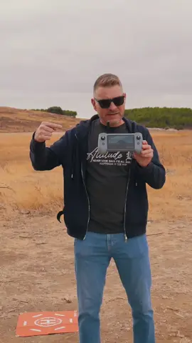 Este es el nuevo Potensic PTD1, un mando con pantalla integrada para nuestro potensic Atom 2. Ahora vas a tener la posibilidad de conseguirlo el mando solo, el dron con una batería y el mando y la versión combo con este mando.  Tienes la review completa en el canal de Youtube  Con él vas a mejorar totalmente la experiencia de vuelo con tu potensic Atom 2. @Potensic Official  #potensic #potensicatom2 #leosuarez_ltc #potensicptd1 #Drone 