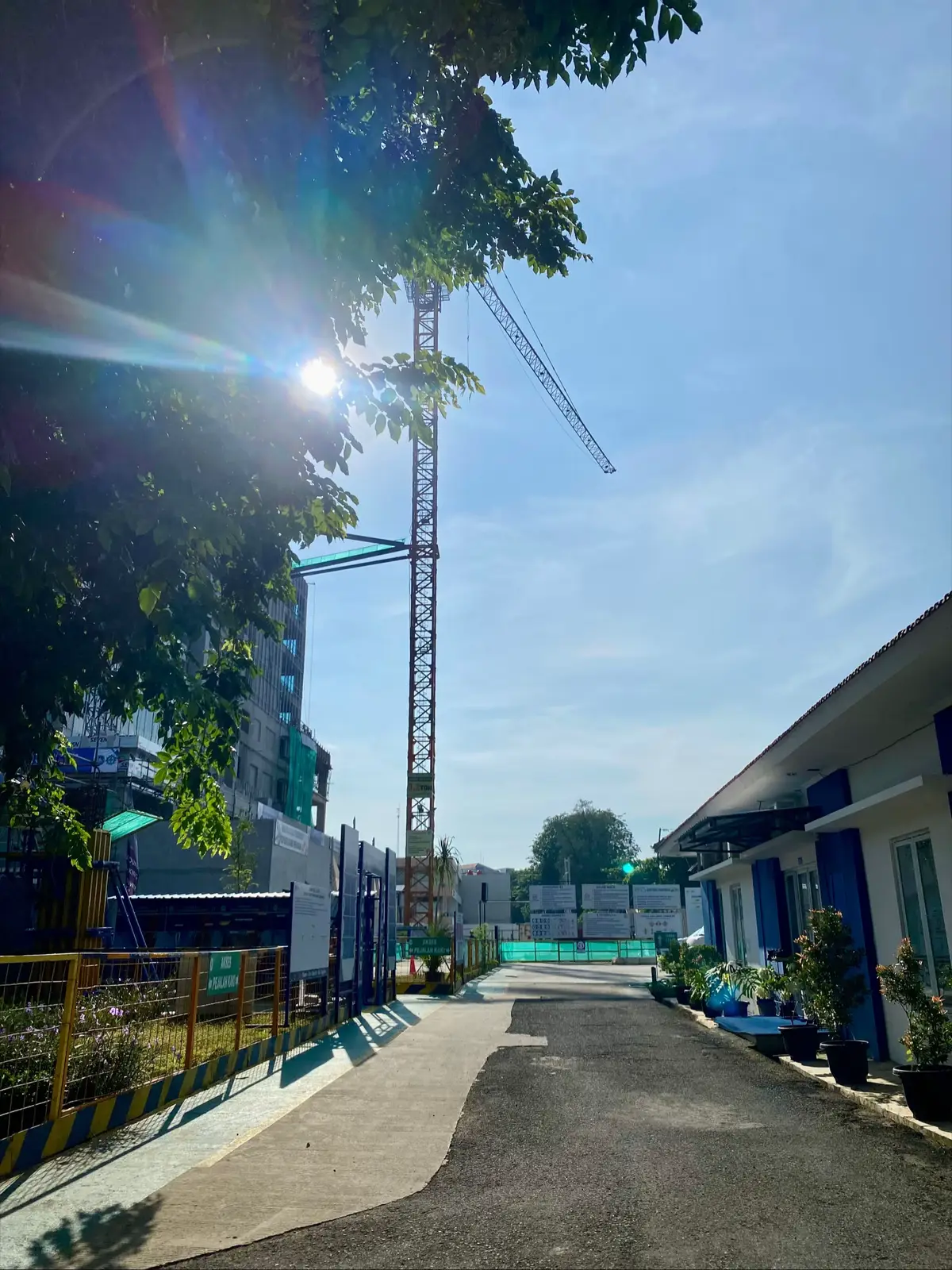 Baru dua hari PKL di proyek Twin Tower UNDIP – Pleburan, Semarang bersama PT PP (Persero) Tbk. Ditempatkan di bidang IPL, dan kadang turun langsung ke lapangan untuk survei dan mapping. Setiap hari selalu ada pelajaran baru — dari teori yang jadi kenyataan, sampai pengalaman yang gak bisa didapat di kelas. Karena di dunia konstruksi, yang dibangun bukan cuma gedung… tapi juga karakter dan tanggung jawab. 💪🏗️ #PKL #PTPP #CivilEngineering #anaklapangan #KonstruksiIndonesia 