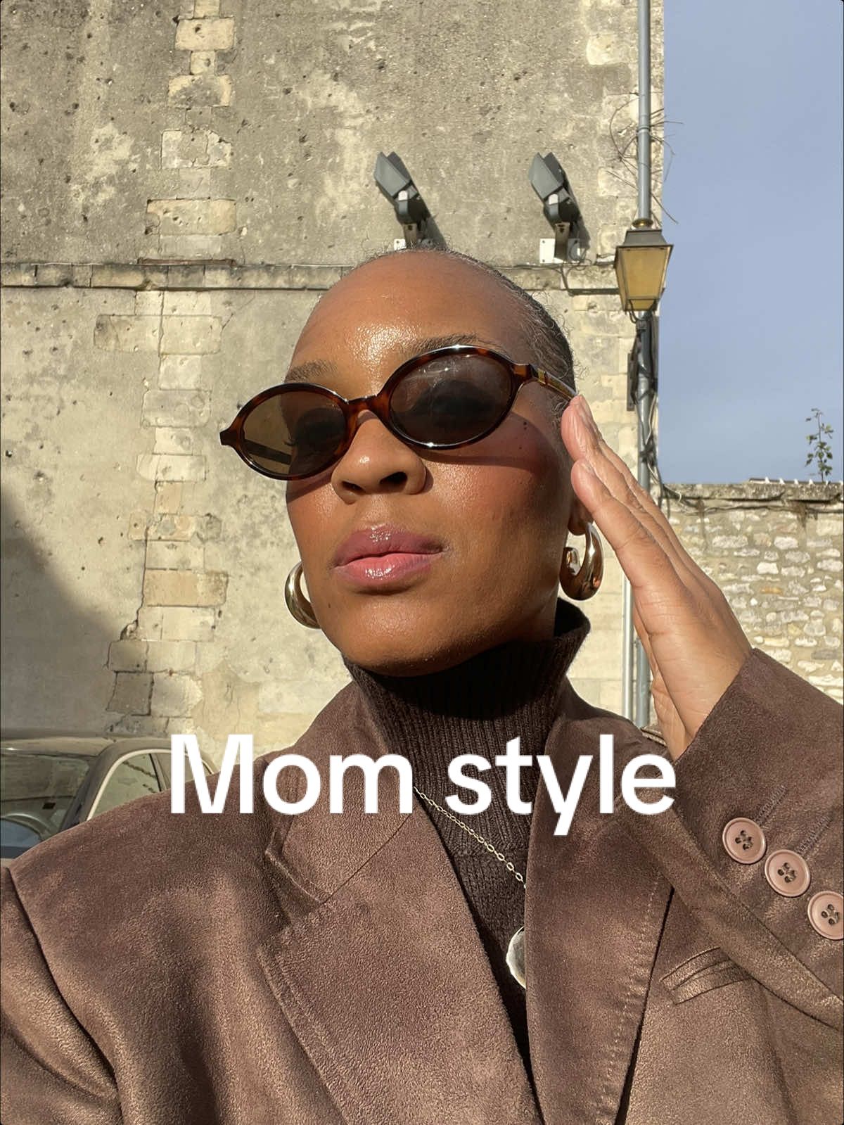 Look du jour / Autumn style 🤎🍁✨ Pull ancien H&M Jeans barrel @H&M  Blazer @Vinted  Ballerines H&M Sac Lancel  Lunettes H&M ##automne #saison #blazerstyle #barreljeans #momstyle 