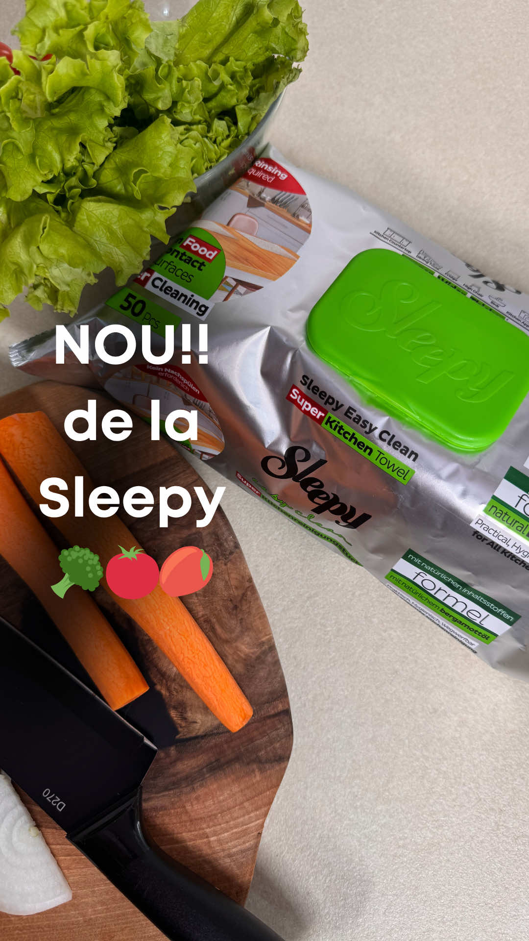 Vă prezint cu drag si entuziasm noile Sleepy Easy Clean Kitchen🎉   🤩o gamă complet nouă de lavete umede profesionale. Create special pentru suprafețele care intră în contact cu alimentele și pot fi folosite pentru tot ce atingeți zilnic: tocătoare, vase de gătit, pahare, tacâmuri, electrocasnice mici și mari, caserole sau blatul de lucru 💧 Fiecare pachet conține 50 de lavete mari, realizate dintr-un material gros, nețesut și extrem de rezistent, care nu se rupe și nu lasă scame 🌿 Vin în 4 variante cu uleiuri naturale: portocală, bergamotă, grapefruit și lămâie. Si da, aroma este data exclusiv de uleiurile natuale din compozitie, nimic altceva Sunt igienice și gândite exact pentru nevoile dintr-o bucătărie modernă Le găsiți pe smartinoshop.ro și în magazinele partenere 💬 Voi care aromă credeți că v-ar plăcea cel mai mult în bucătărie? Spuneți-mi în comentarii 👇  sunt curioasă să văd care va fi preferata voastră! 🍊🍋🌸 #smartinoshop #sleepyeasycleankitchen #ad #crea_tyna @Smartino Shop 