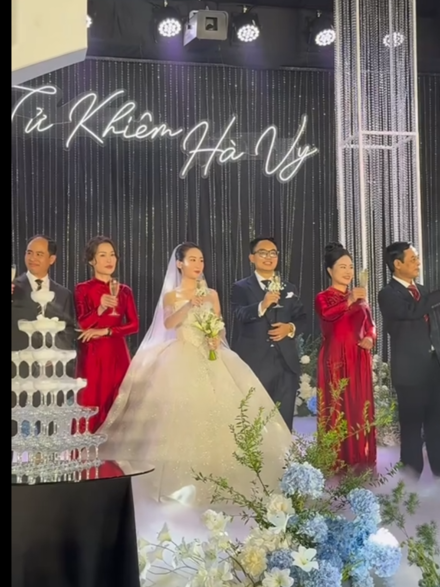 Xin vía mẹ sang! #aodai #aodaivietnam #aodaimecodau #aodaitruyenthong #mechongnangdau 