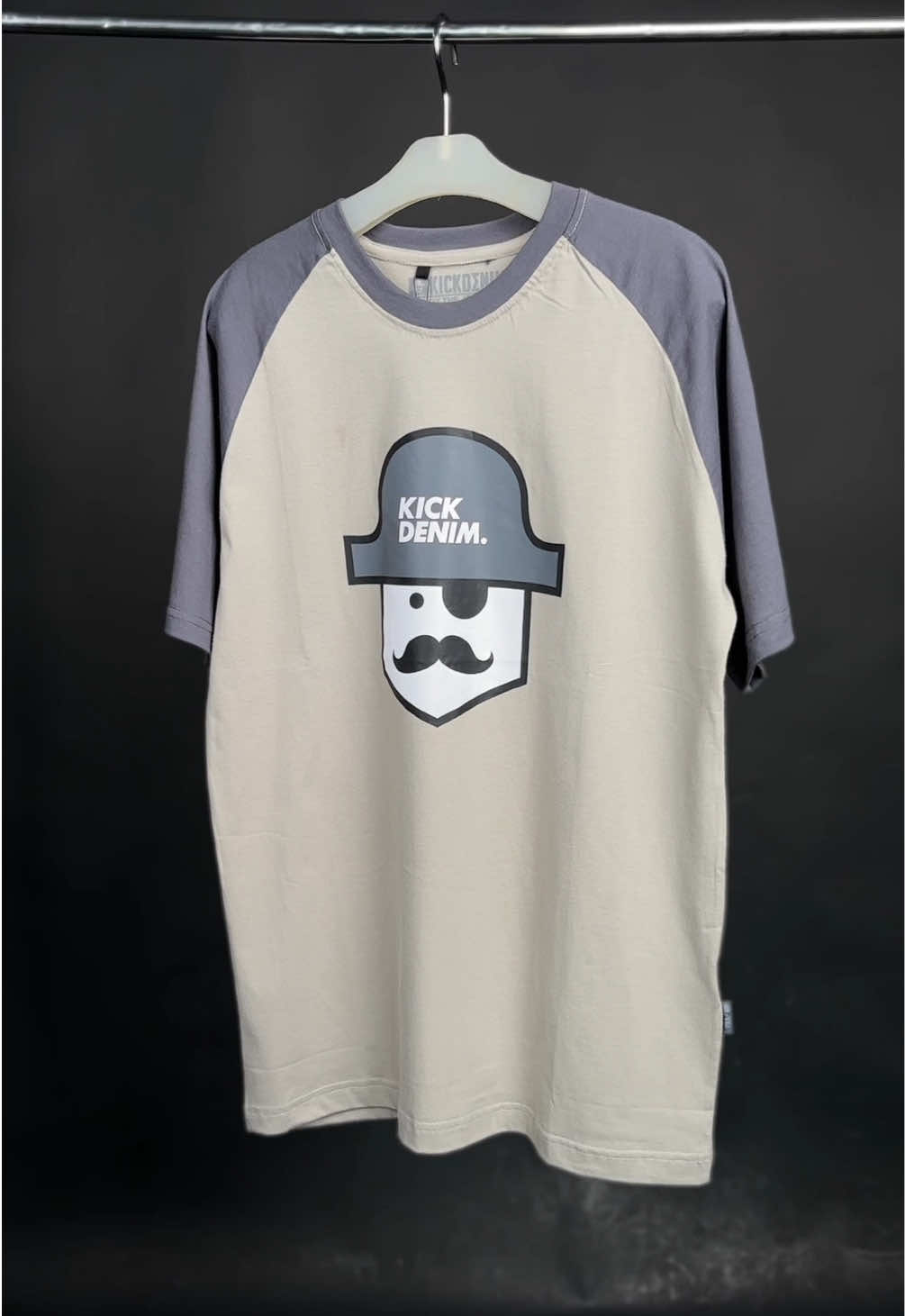 Bosan dengan kaos yang cepat melar? Cuma kaos KICK DENIM yang kasih jaminan bahan premium, adem, dan desain legend! 💥 DESAIN ICONIC yang bikin OOTD kamu langsung naik level. 💥 COMFY MAXIMAL untuk aktivitas harian tanpa gerah #KickDenim #KaosOriginal #DiskonGila #FashionPria #streetwear 