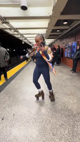 Crazy leg on the train #fyp #explore #paratii #brazil #trending #viral #nyc #latina #dance @brujadelbloquee_ 