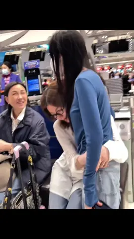 When they are close to each other, they always hug each other tightly.#Linglingkwong #Ormkornnaphat #LingOrm #หลิงออม 