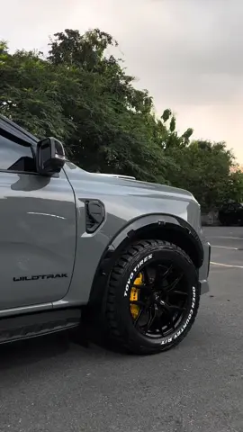 🖤 FORD EVEREST WILDTRAK ที่สุดของ SUV ที่รวมความแกร่งแบบนักผจญภัย…กับความหรูในแบบมีรสนิยม เราไม่ได้พูดว่าใครคู่ควร แต่คนที่เลือก Everest Wildtrak คือคนที่ “เข้าใจคำว่าคุณค่า” และรู้ว่า ความหรูที่แท้จริง…ไม่ได้อยู่ที่ราคา แต่อยู่ใน “ฟีลลิ่ง” ทุกครั้งที่ขับ ⸻ 🛋 ภายใน: ความหรูที่รู้สึกได้จริง เปิดประตูเข้ามา คุณจะได้กลิ่นอายของความพรีเมียมในทุกมุม ตั้งแต่เบาะหนังแท้สีน้ำตาลเข้ม เดินด้ายสีส้ม Cyber Orange ไปจนถึงแผงคอนโซลลายโลหะเข้มที่สะท้อนความแข็งแกร่งอย่างมีสไตล์ – เบาะคู่หน้าปรับไฟฟ้า รองรับสรีระดีเยี่ยม – หน้าจอสัมผัสกลางขนาด 12 นิ้ว ระบบ SYNC® 4A ลื่นไหลไม่สะดุด – มาตรวัดดิจิทัล 12.4 นิ้ว แสดงผลคมชัด – หลังคา Panoramic Moonroof เปิดรับแสงธรรมชาติ สร้างบรรยากาศหรู – ระบบปรับอากาศแยก 3 โซน เย็นทั่วถึงทุกที่นั่ง – ช่อง USB ครบทุกแถว พร้อมช่องเสียบไฟบ้าน 230V แค่จับพวงมาลัย…คุณจะรู้เลยว่า “ต่าง” ระบบพวงมาลัยไฟฟ้า (EPAS) เบา แต่นิ่งและแม่นยำ ให้ฟีลลิ่งการขับที่มั่นคงแต่ไม่ต้องออกแรง จะเลี้ยว จะเปลี่ยนเลน…ทุกจังหวะคือความสมูทที่คุณควบคุมได้ด้วยปลายนิ้ว ⸻ ⚙️ สมรรถนะ: แรง แกร่ง และมั่นใจ – เครื่องยนต์ Bi-Turbo 2.0 ลิตร 210 แรงม้า – เกียร์อัตโนมัติ 10 สปีด เปลี่ยนเกียร์นุ่มแต่แรงตอบไว – ระบบขับเคลื่อน 4x2 ที่เหมาะทั้งในเมืองและเดินทางไกล – ระบบควบคุมความเร็วอัตโนมัติ Adaptive Cruise Control – ระบบช่วยเบรกอัตโนมัติพร้อมตรวจจับคนเดินถนน (AEB) – กล้องรอบคัน 360° พร้อมระบบช่วยจอดอัตโนมัติ ⸻ 💡 ภายนอก: เท่แต่มีระดับ – ชุดแต่งเฉพาะรุ่น Wildtrak สี Boulder Grey เอกลักษณ์ไม่ซ้ำใคร – กระจังหน้าเข้ม พร้อมโลโก้ Wildtrak เด่นหรู – ล้ออัลลอย 20 นิ้วดีไซน์เฉพาะ – ไฟหน้า LED Matrix ปรับลำแสงอัตโนมัติ – ราวหลังคา และบันไดข้างสีเทาเข้ม เพิ่มความสปอร์ตในสไตล์ออฟโรด ⸻ Everest Wildtrak ไม่ได้สร้างมาเพื่อให้ใครมองตาม แต่มันถูกสร้างมา…เพื่อให้คุณ “มองไปข้างหน้า” ด้วยความมั่นใจ เพราะทุกการขับขี่คือการสะท้อนตัวตน และทุกสัมผัสภายในคือรสนิยมของคนที่ไม่ต้องอธิบายอะไรอีก Ford Everest Wildtrak หรูในทุกอณู แกร่งในทุกเส้นทาง และเบาในทุกการควบคุม 📍ลงทะเบียนทดลองขับ 👉 📞0951748149 (ยุคเยล) #ยุคเยลเซลล์ฟอร์ด #carsoftiktok #SUVหรูมีระดับ #cartok #premiumcars 