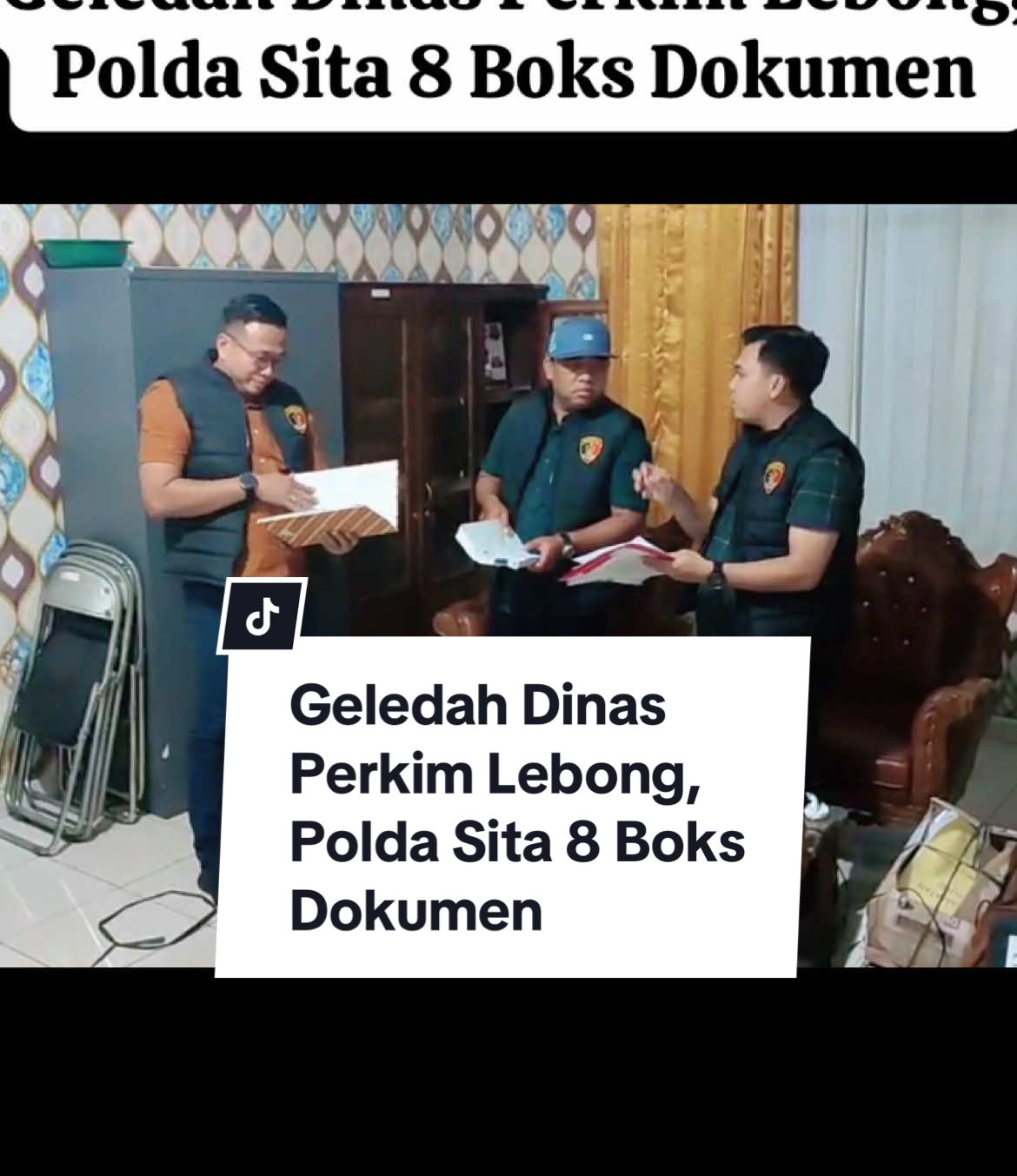 Geledah Dinas Perkim Lebong,  Polda Sita 8 Boks Dokumen — Lebong (5/11/2025) - Kantor Dinas Perumahan dan Kawasan Permukiman (Perkim) Kabupaten Lebong menjadi salah satu lokasi penggeledahan tim Subdit Tipidkor Ditreskrimsus Polda Bengkulu, Rabu (5/11/2025). Penggeledahan dilakukan untuk mengumpulkan barang bukti terkait dugaan korupsi program Bantuan Stimulan Rumah Swadaya (BSRS) Tahun Anggaran 2023, dengan pagu Rp4,1 miliar yang bersumber dari APBD Lebong. Dari hasil penyelidikan, ditemukan indikasi kuat adanya penyimpangan prosedur dan pengaturan dalam pembelian material yang diarahkan ke toko tertentu oleh pihak berwenang. Dugaan inilah yang mendorong penyidik melakukan penggeledahan di ruang kepala dinas, bendahara, dan pejabat pelaksana kegiatan. Hasilnya, tim penyidik berhasil mengamankan 8 boks kontainer berisi dokumen, berkas laporan keuangan, daftar penerima bantuan, serta bukti transaksi material bangunan. Semua dokumen dibawa ke Mapolda Bengkulu untuk dianalisis oleh penyidik Tipidkor. (Cik)  #perkimlebong #mustaraniabidin #bedahrumah #sekwanprovinsi #sekdalebong  @Polda Bengkulu @Ediman Silalahi 