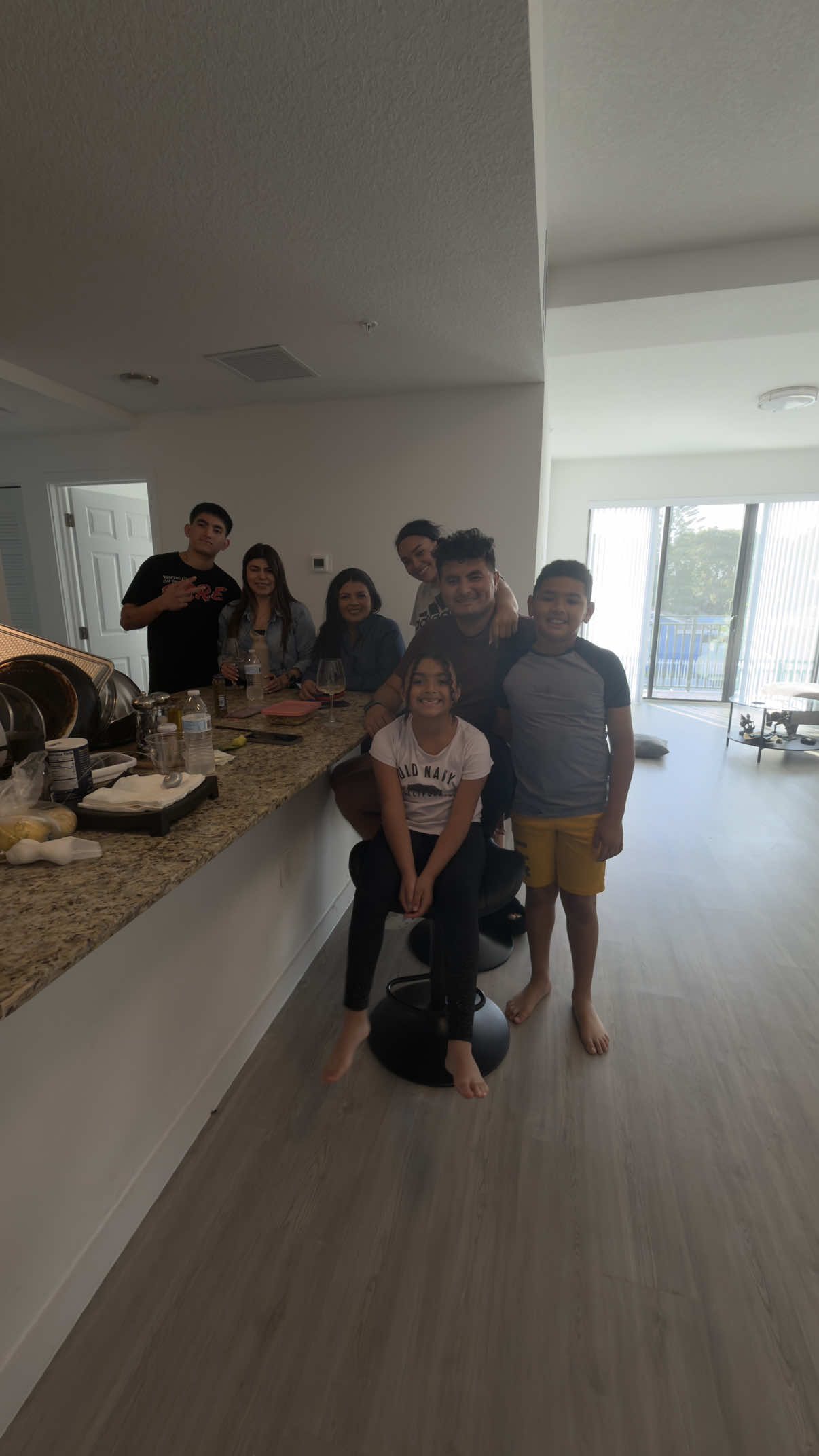 Un día perfecto@Yoellizcano entre compras, buena comida y familia 💛 Desde Florida City Outlets hasta el mejor almuerzo casero 🍋👨🏻‍🍳 Gracias por estos momentos que se quedan en el corazón 🥰 #FamilyTime #MiamiDays #FloridaCityOutlets #PolloPiccata #MomentosQueValen