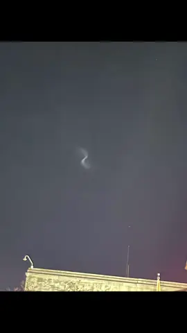 Any ideas on what this is? I’m seeing that is was seen all around the world. Strange for a rocket to be seen worldwide 🧐🤔 #alien #space #rocket #fypage #whattheheck 
