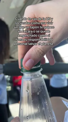 Yo, lejos de la UE, disfrutando de una botella con tapón independiente… y recordando que hay lugares donde el sentido común aún no está regulado por un PDF de 300 páginas #fyp 