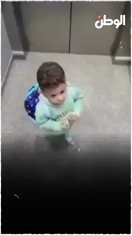 ⁨فيديو مؤثر لطفل يعلق داخل أسانسير.. ورد فعله البريء يثير تعاطف مواقع التواصل⁩