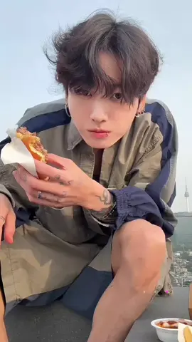 (Opening a communication-free broadcast) Jungkook's new paradigm mukbang 🐰🍔 #jungkook #bts #hamburger