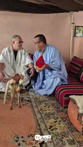 العقاوي صحفي شوف تيفي والفنان الأمازيغي 'أحوزار' يغنيان بالأمازيغية من قلب العيون احتفاء بالقرار التاريخي بخصوص الصحراء المغربية