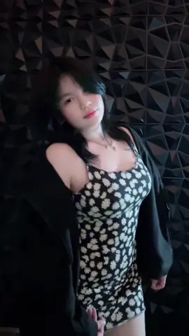 E ghệ váy hoaa=))))#fyp #trend #xuhuong #nhaytiktok #viral 