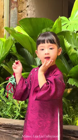 Đây là ảnh của em ấy trên mạng... và hôm nay được gặp em ấy trên tóp tóp ha các mẹ ^^  #Aodaichobe #aodailuatotam #xuhuong #Tet2026 #aodaitet 