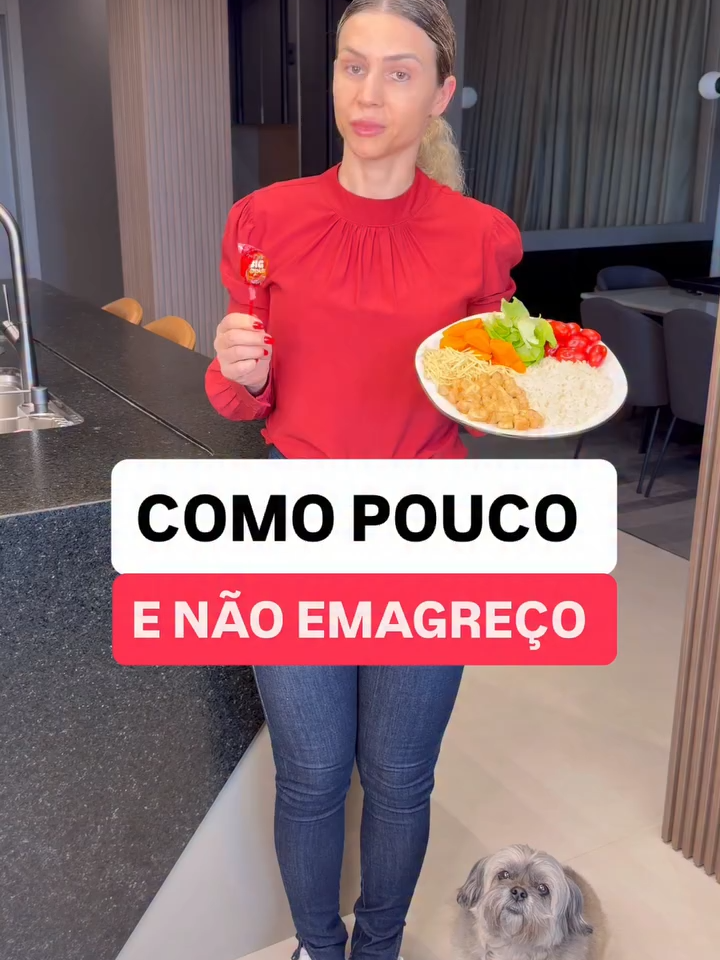 Só uma beliscada? LEIA 😱👇 Esse pratão de comida (COM STROGONOFF) tem as mesmas calorias que: 🥜 4 paçocas OU 🍭 4 pirulitos  🧁 1 sonho de creme (do pequeno 80g)  🤯 65g de castanha  😱 Alguns biscoitos (menos de um pacote 85g) Obs: cada opção tem as MESMAS CALORIAS do prato. Você come esses petiscos achando que “é pouco” nem percebe, fica ainda com fome depois, e ingere as mesmas calorias que meio kg de comida 😱 ✅ Mas CALMA, NÃO estou dizendo pra você parar de comer, nada disso. Você pode comer, aliás deve comer o que gosta! EXISTE UMA FORMA de você comer sua paçoca sem que ele te engorde.  MAS SE COMER sem usar a técnica correta “só um petisco” como esses no final de semana podem ZERAR o esforço da sua semana inteira e travar seu peso! Você sabia? Me conta nos comentários 😅 . . #emagrecer #emagrecerrápido #emagrecersaudável #emagrecercomsaúde #emagrecerfácil #emagrecerurgente #emagrecerurgente #emagrecerfeliz #perdergordura #perderbarriga #perderpesorapido #perderpesourgente #perderpesocomsaude #secabarriga #dieta #dietasemsofrer #nutricionista #nutriçaofuncional