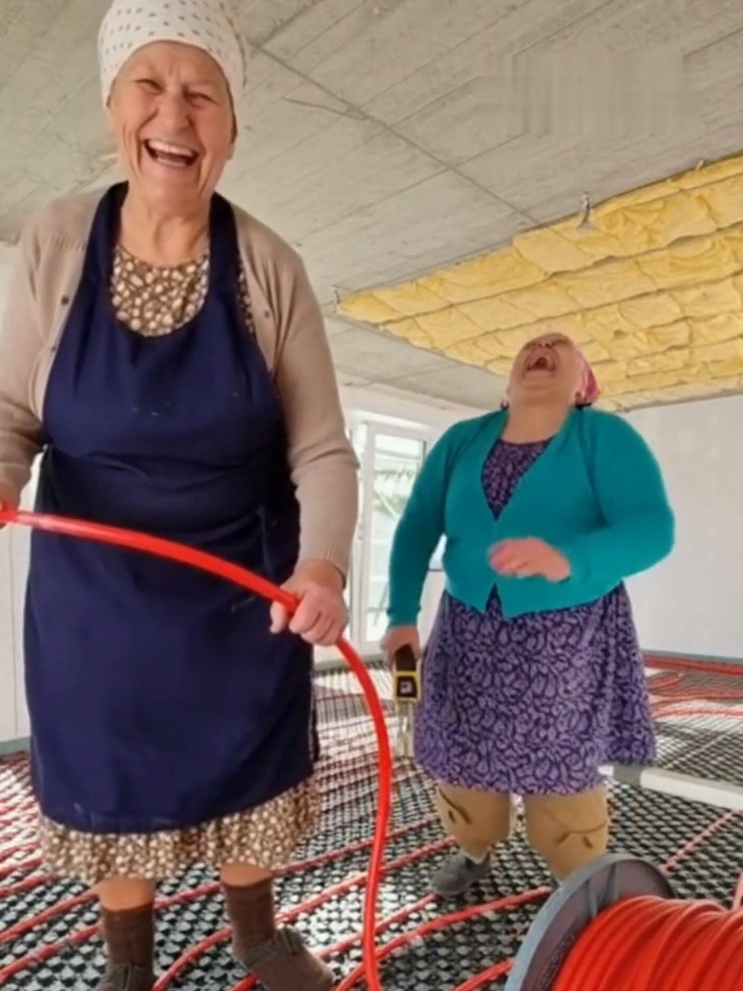 👵🔧 Babcie robią podłogówkę jak zawodowcy! 😂 Hydraulik niepotrzebny – wystarczy trochę doświadczenia! 🧰 Ciepło, śmiech i… kobieca precyzja! 👵💬 Dwie babcie, rury i... dużo humoru! W tym odcinku nasze bohaterki montują ogrzewanie podłogowe z taką gracją, jakby robiły to całe życie. Bo kto powiedział, że technika grzewcza to nie babcina sprawa? 😉 Ciepły dom zaczyna się od ciepłej podłogi – i od odrobiny śmiechu! 🔥 Zobacz, jak starsze panie radzą sobie z montażem systemu ogrzewania podłogowego, udowadniając, że dobra energia nie zna wieku. ⚠️ LEGAL DISCLAIMER Film ma charakter humorystyczny. Nie próbuj samodzielnie montować instalacji bez odpowiedniego przygotowania lub nadzoru specjalisty. 👍 Zostaw serduszko 💖 📲 Subskrybuj, żeby nie przegapić kolejnych babcinych wynalazków! 💬 Napisz w komentarzu, kogo byś zaprosił(a) do pomocy przy podłogówce! #BabcieNaBudowie #OgrzewaniePodłogowe #PompaCiepła #KobietyWTechnice #DomPełenCiepła #HumorBudowlany #DIY #EnergiaCieplna Celem naszych filmów jest dostarczanie rozrywki i wiedzy, często poprzez satyrę. Nie traktujcie wszystkiego całkiem serio :) Ten materiał został wygenerowany z wykorzystaniem AI.