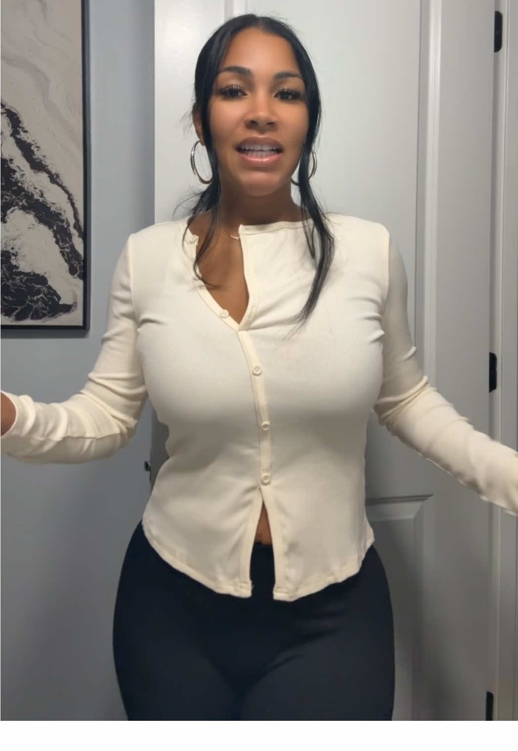 This shirt …. “Basically not so basic”🤗 shirt 🔗 above #basicoutfit #blackfridaydeals #qinsen #fashioninspo #basictops 