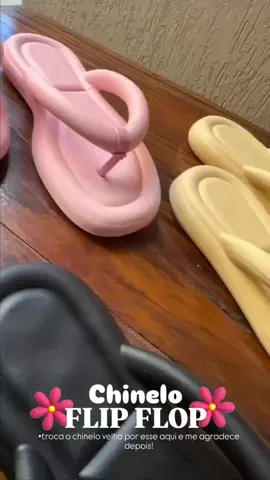 ✨Conforto que parece um abraço nos pés! 💕 O chinelo nuvem Flip Flop é leve, macio e estiloso — perfeito para o dia a dia ou aquele momento relax. ☁️👣 ⠀ 🩴 Disponível em várias cores incríveis! 💨 Antiderrapante e super leve 💫 Seu novo favorito do conforto! 🛍️Link disponível na BIO do perfil da rede vizinha @majestosavitrine | nicho: calçado fem/masc/inf #chinelonuvem #flipflop #calcadofeminino #majestosavitrine #reelsviral 
