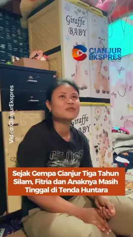 Satu keluarga penyintas gempa bumi 2022 di Kampung Pamempeuk RT 02/RW 03, Desa Cijedil, Kecamatan Cugenang, Kabupaten Cianjur masih tinggal di tenda darurat atau yang sering disebut hunian sementara (huntara), karena belum tersentuh bantuan pemerintah. Bahkan, keluarga tersebut harus menyisihkan uang sebesar Rp1 juta per tiga bulan untuk membeli terpal yang rusak. Tenda darurat yang berukuran sekitar 7×5 meter itu dihuni pasangan suami istri, Dadan (36) dan Firtria (31) serta kedua anaknya yang masih duduk di bangku SMP dan TK. “Semenjak awal gempa 21 November 2022 lalu, kita tinggal di tenda huntara sampai sekarang. Tapi suami (Dadan) bekerja di Bekasi, dan pulang setiap dua minggu sekali,” kata Fitria pada Cianjur Ekspres, Rabu, 5 November 2025. 📽:CianjurEkspres Kunjungi website  cianjurekspres untuk info berita lainnya Link di bio #fyp #viralvideo #beritaviral #kangdedimulyadi #gempabumi 