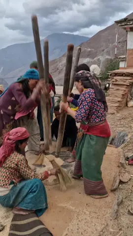 #भिई गाउमा# ओखालमा धान कुट्दै# दिदी बहिनी हरू#Tiktok💐💐🌹🌹🌹♥️♥️♥️♥️ #Hightlights  Tiktok♥️♥️♥️