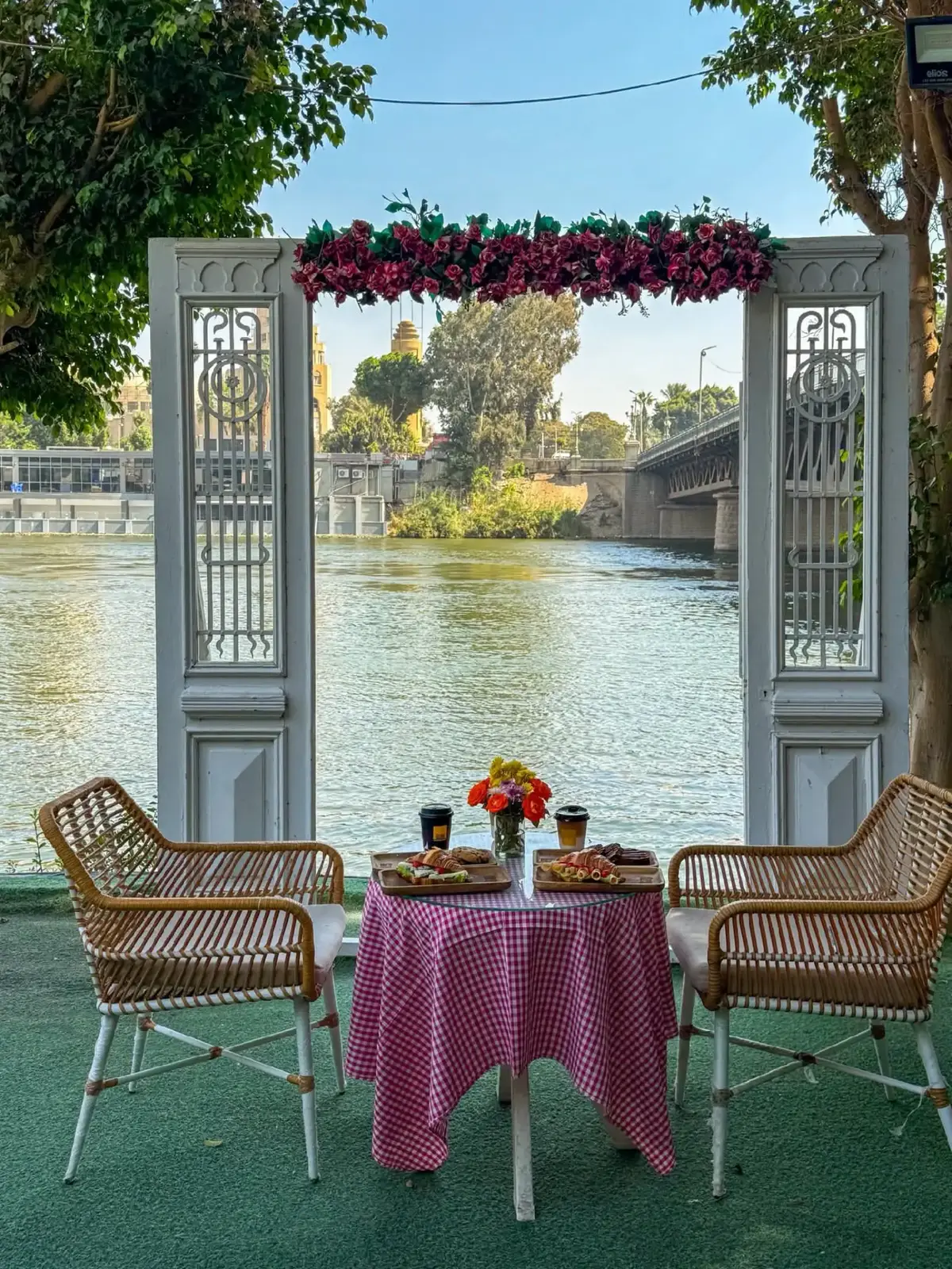 انت المنيو كلها عليها خصم 50% تطلب اي حاجة تدفع نص السعر من الساعة ٨ الصبح ل ٢ الظهر 