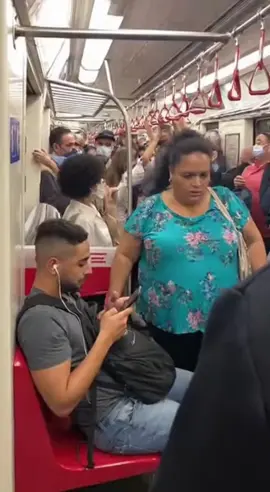 MULHER causa no TREM e passa vergonha