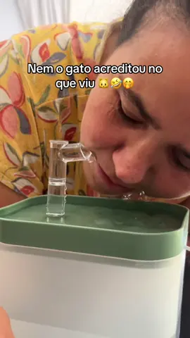 A fonte era nova 😭💧 o gato só ficou sem reação 😂🐱 #gato #memes 