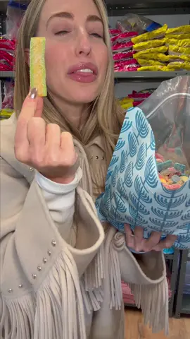 💙✨ This XL candy mix is over 4lbs of deliciousness — packed with blue and white gummies, chewy bites, and festive favorites! 😋 #rubybond #candy #chanukah #hanukkah #gelatinfree #giftguide 