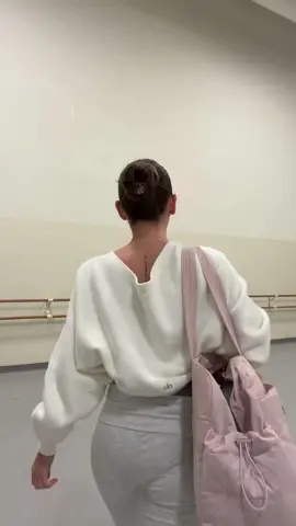 Beginner ballet adult class #8 also love bringing my friends w me 🩰🦢🫶🏻 @Soph 💌  #beginnerballet#adultsballetclass#balletcore #ballet 