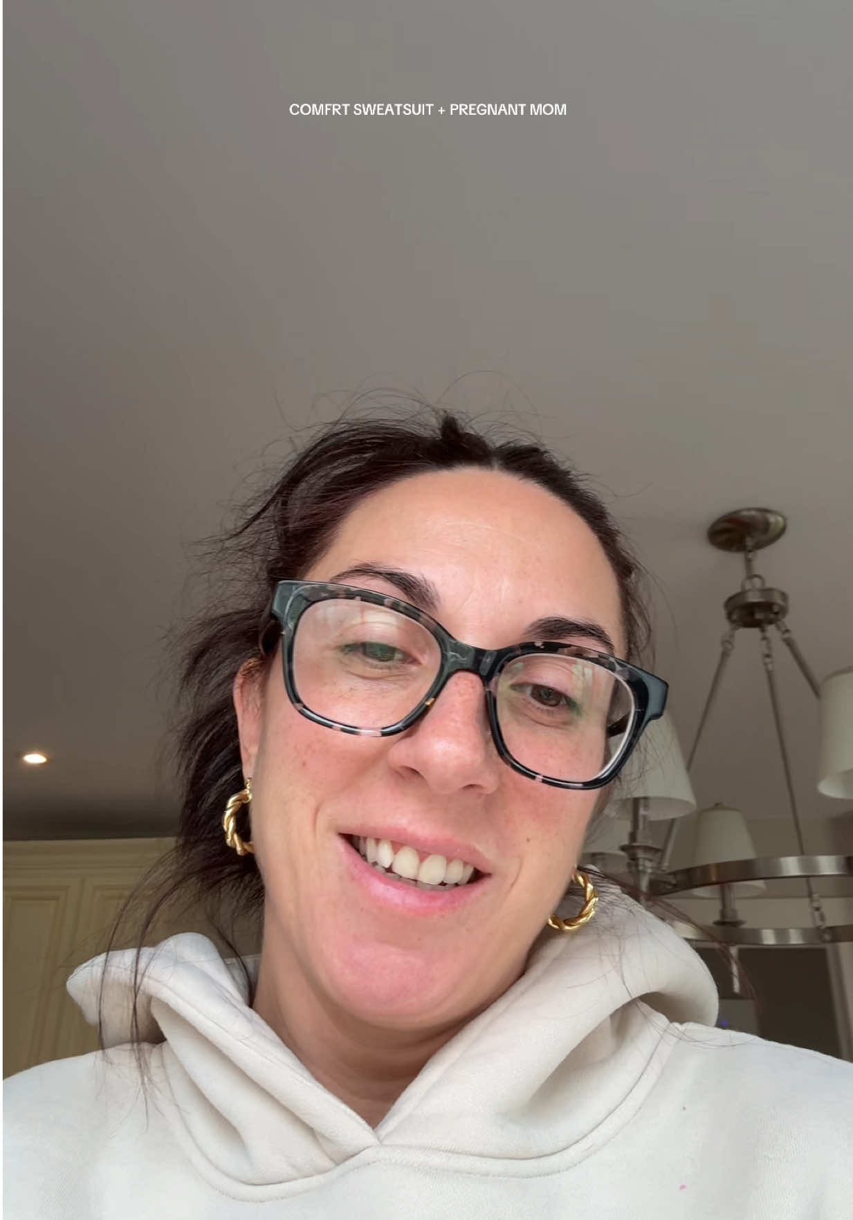 Help meeeeee @Comfrt #sweatsuit #pregnant #pregnantlife #pregnantmom 