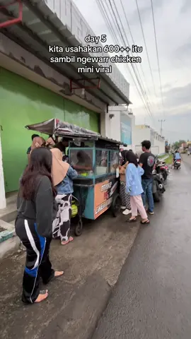 oh ini chicken mini yg lagi viral di Tasik itu, yg katanya kalo mau beli harus ngewarrr sewarga Tasik😖😖 yg udah tau rasanya pasti rela antri berjam jam sih ini, enakk pollll🫵🏻😭🥰 #jajananviral 