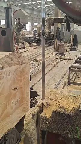 membelah kayu besar menjadi beberapa bagian kecil #masukberanda #potongkayu 