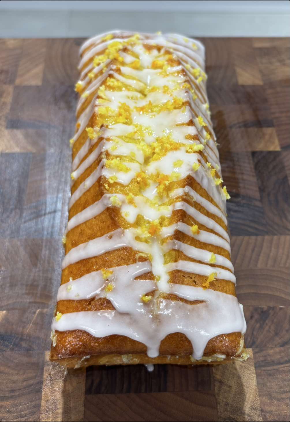 BÜTÜN PORTAKALLI KEK 🍊/ EASY ORANGE CAKE RECİPE👇🏻 MALZEMELER 1 adet portakal 3 adet yumurta 1 su bardağı + 2 yemek kaşığı şeker Yarım çay bardağı sıvı yağ 2 su bardağı un 1 paket vanilya 1 paket kabartma tozu SOSU İÇİN 1 adet portakal 1 yemek kaşığı şeker GLAZÜR SOSU İÇİN 120 gram pudra şekeri 2 yemek kaşığı limon suyu 2 yemek kaşığı süt (hepsini çırpın) YAPILIŞ AŞAMASI Portakalı kabuğuyla birlikte küçük küpler halinde doğrayın. Üzerine yumurta, şeker ve sıvı yağı ekleyip blenderdan pürüzsüz hale gelene kadar geçirin. Karışımı bir kaba alın, üzerine un, kabartma tozu ve vanilyayı ekleyip mikserle çırpın. Hazırladığınız hamuru yağlanmış kek kalıbına dökün ve önceden ısıtılmış 170 derece alt-üst ayarda yaklaşık 60 dakika pişirin. Kürdan testi yaparak kontrol edin. Sosu için 1 adet portakalın suyunu sıkın, 1 yemek kaşığı şeker ekleyip 1-2 dakika pişirin. Fırından çıkan sıcak kekin üzerine bu sosu gezdirin ve dinlenmeye bırakın. Kek tamamen soğuduktan sonra glazür sosunu hazırlayıp üzerine dökün. Deneyecek olanlara afiyet olsun! 💛 ⸻ INGREDIENTS 1 orange 3 eggs 1 cup + 2 tbsp sugar ½ tea glass vegetable oil 2 cups flour 1 packet vanilla 1 packet baking powder FOR THE SYRUP 1 orange 1 tbsp sugar FOR THE GLAZE 120 g powdered sugar 2 tbsp lemon juice 2 tbsp milk (whisk all together) INSTRUCTIONS Cut the orange (with peel) into small cubes. Add the eggs, sugar, and oil, and blend until completely smooth. Transfer the mixture to a bowl, add flour, baking powder, and vanilla, and mix well. Pour the batter into a greased cake pan and bake at 170°C (top and bottom heat) for about 60 minutes. Check with a toothpick. For the syrup, squeeze the juice of 1 orange, add 1 tbsp sugar, and heat for 1–2 minutes. Pour the syrup over the hot cake and let it rest. Once cooled, pour the glaze on top. Enjoy your cake! 💛 #portakallıkek #asmr #orangecake #tatlıtarifleri