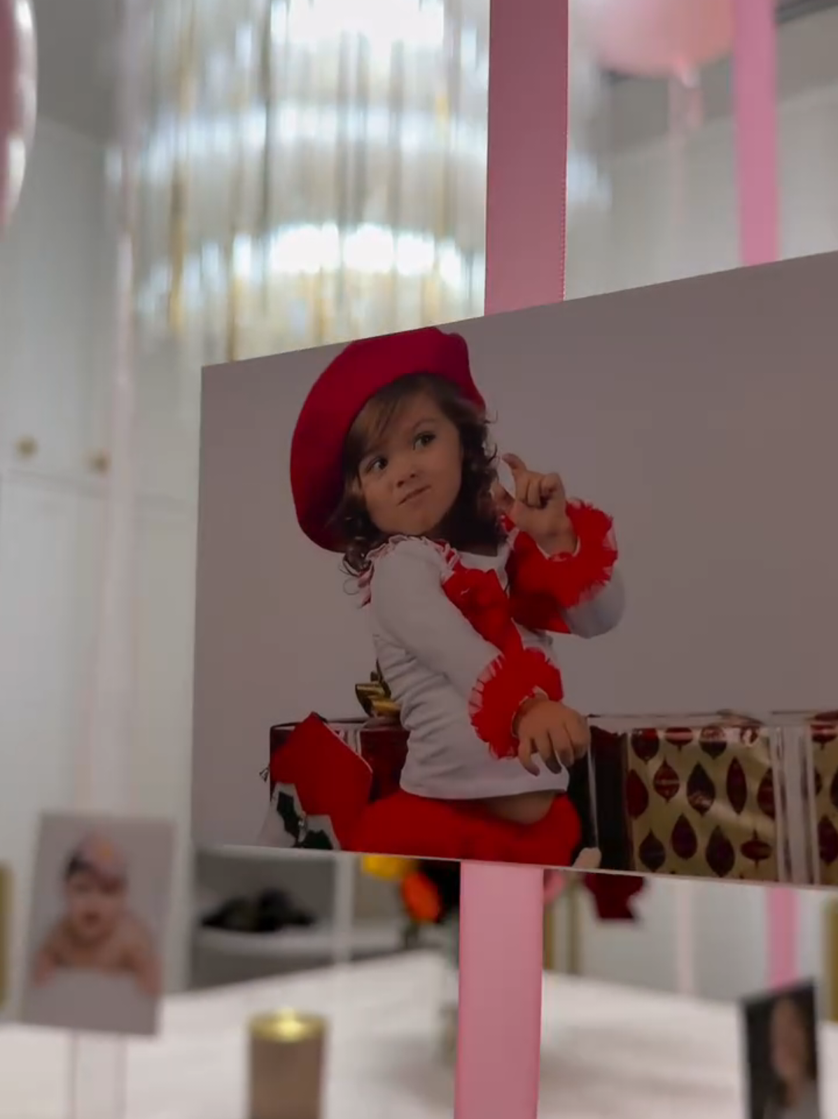 🎈 DecoTip que te va a salvar decoraciones (y dolores de cabeza 😅) ¿Alguna vez has intentado colgar una foto o una rosa con un globo y al rato se te bajan? 🤔 Esto pasa más de lo que imaginas y tiene solución 💥 Aquí te dejamos toda la receta completa para que tus globos con fotos te duren muchísimo más: 💗 Usa globos con helio, nunca pegados al techo o a la pared. Al despegarse pueden dañar la pintura (nos pasó en un hotel y la reparación fue carísima 😬). 🎈 El tamaño importa: trabaja con globos de 18”, 24” o 36”, porque los de 11” no tienen la fuerza suficiente para sostener peso. 🛍️ Estos globos no se consiguen en tiendas comunes. Búscalos en tiendas especializadas para decoradores, como @Toy World Inc Balloons  (Miami y San Antonio), que hace envíos a todo EE. UU. 💧 Aplica un líquido protector para que el globo dure más tiempo. 🌕 Si no lo tienes, usa globos foil tipo ORBZ, que ya vienen sellados y duran mucho más. 🎀 Usa cinta gruesa de 2 cm o 1 pulgada, se ve más elegante que la de papel y resiste mejor el peso. 📸 ¿Cuántas fotos puedes colgar? En globos de 18” a 24” → hasta 4 fotos por globo. En globos de 36” → hasta 8 fotos por globo. 👉 Estas decoraciones son perfectas para sorprender cualquier día, no solo fines de semana, y además son muy rentables si las haces correctamente. 💬 Cuéntanos en los comentarios si te sirvió esta información o si te gustaría que preparemos un video con el paso a paso. 💙 Y guarda este post para tus próximas sorpresas. #DecoTips #BalloonDesign #GlobosConFotos #DecoLoversInstitute #BalloonDesigner