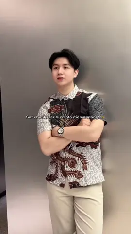 Yakin gamau punya batik sekeren yang dipakai @IG: @kenneth.welnysun ? coba kamu check check keranjang kuningnya aja dulu guys siapa tau cocok😁 #ootdpria #kemejapria #bajupria #kemejabatik #batik 
