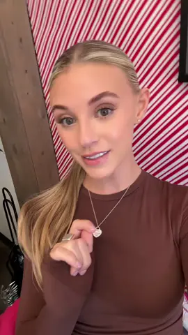 Who else is taking a trip to NYC this holiday season!?🎁🎅🏼🎄 #pumiey #baselayer #skimsdupe #slay #lifeofvalpal  