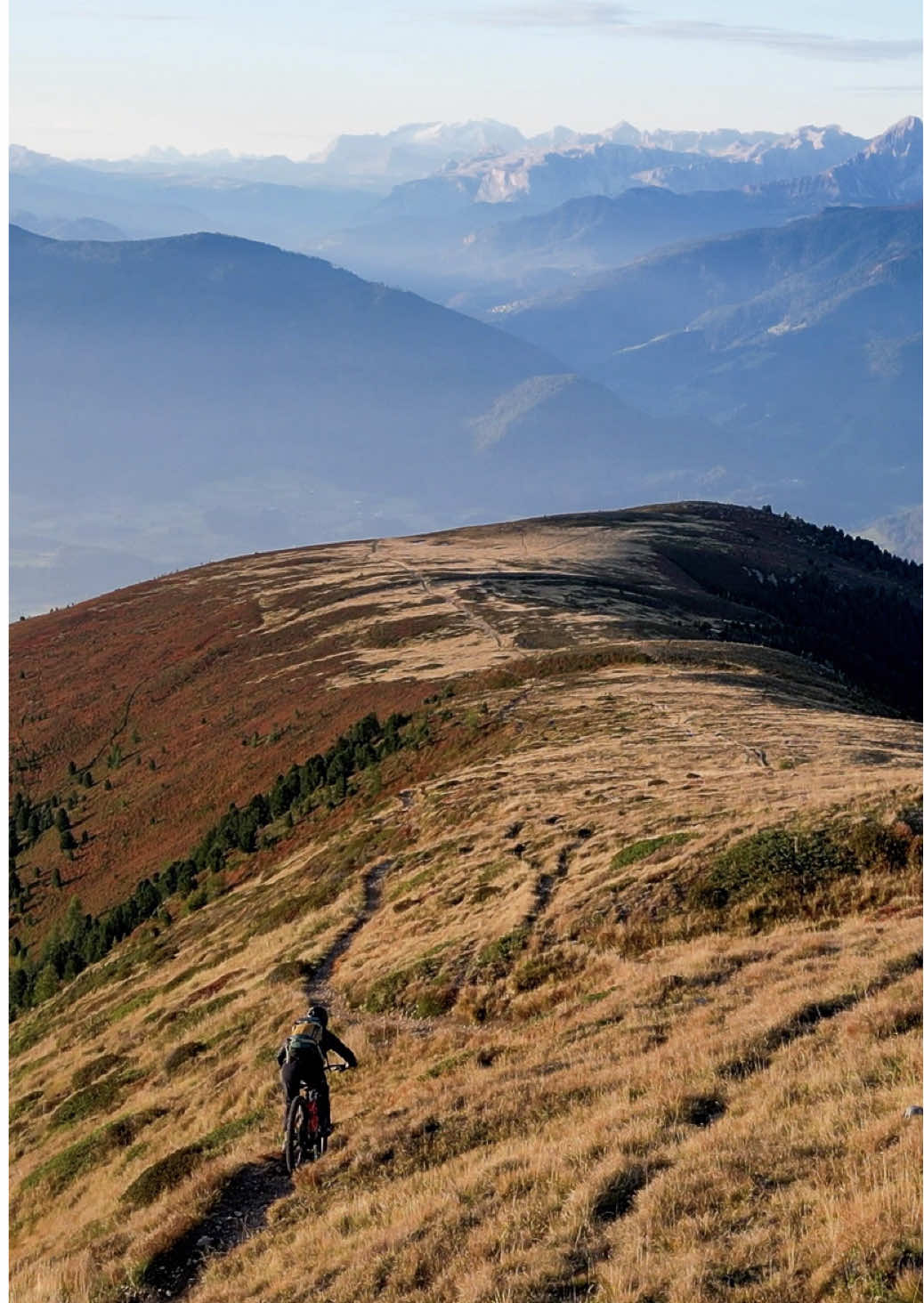 Goldene Herbsttage in Südtirol🍁 Zwischen bunten Wäldern, klarer Bergluft und traumhaften Panoramen ist diese Jahreszeit wie geschaffen für unvergessliche Touren💛 Ob auf flowigen Trails mit dem Mountainbike oder auf kurvigen Pässen mit dem Rennrad – der Herbst zeigt die Landschaft von ihrer schönsten Seite✨ Was würdet ihr lieber machen: eine MTB-Tour durch die bunten Wälder oder eine Rennradtour mit Dolomitenblick?😍   Giornate dorate d’autunno in Alto Adige🍁 Tra boschi colorati, aria frizzante e panorami mozzafiato, questa stagione è perfetta per tour indimenticabili💛 Che sia sui sentieri con la mountain bike o sui passi alpini con la bici da corsa, l’autunno mostra la natura nel suo splendore✨ E voi cosa preferite: un giro in MTB tra i boschi dorati o una pedalata su strada con vista Dolomiti?😍 Golden autumn days in South Tyrol🚴‍♂️🍁 With colourful forests, crisp mountain air and breathtaking views, this season is made for unforgettable rides💛 Whether it’s a mountain bike adventure through forest trails or a road cycling tour over alpine passes, autumn paints the perfect backdrop✨ What would you choose: MTB through the golden woods or a road bike ride with Dolomite views?😍   #visitsouthtyrol #visitsuedtirol #südtirol #mountainbike #rennrad       