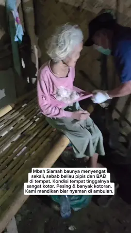 Pembersihan mbah Siamah, sebelum masuk ambulan. 